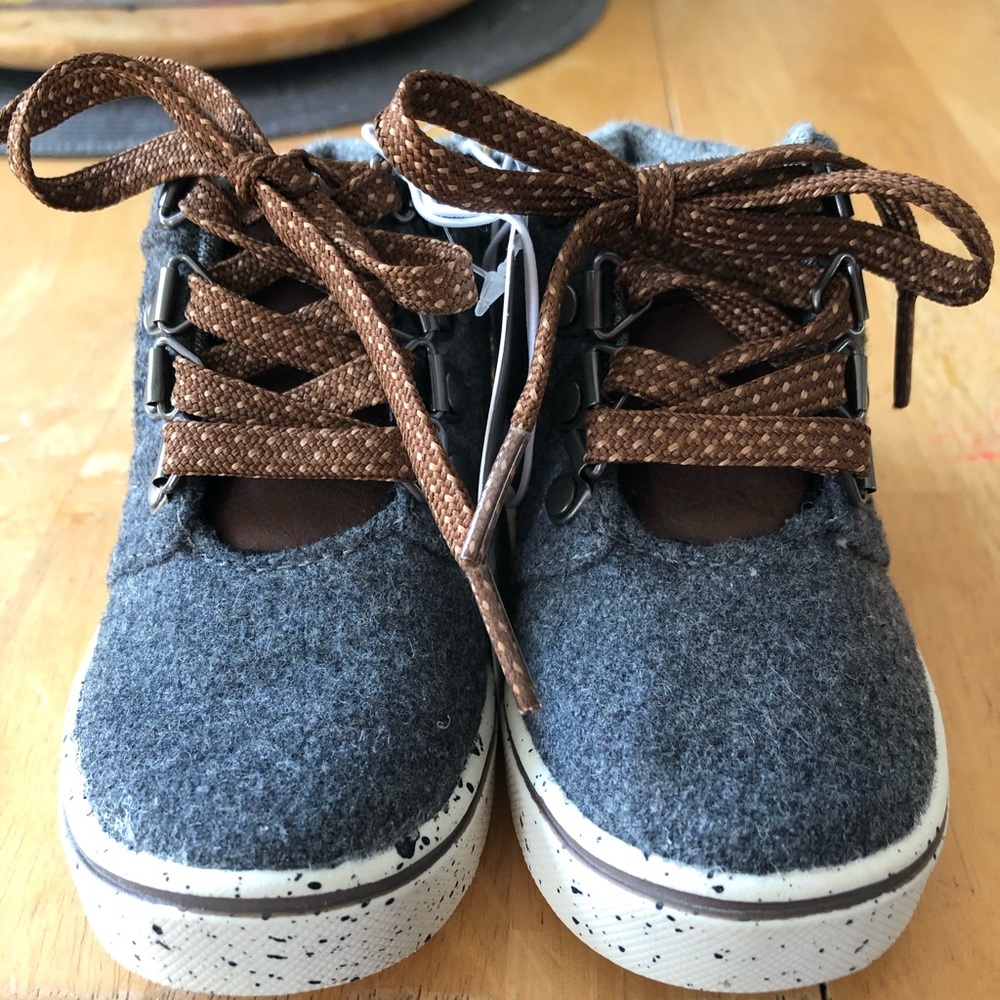 Toddler boys shoes size 6.